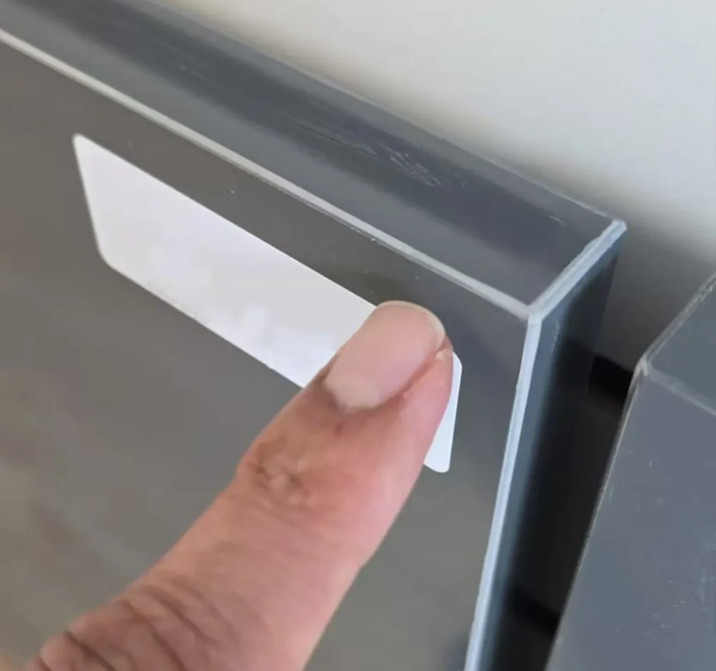 PVC edge banding is not suitable for solid color melamine plywood, as white stripes will appear, affecting the appearance. Although ABS edge banding is more expensive, it will not cause color difference.